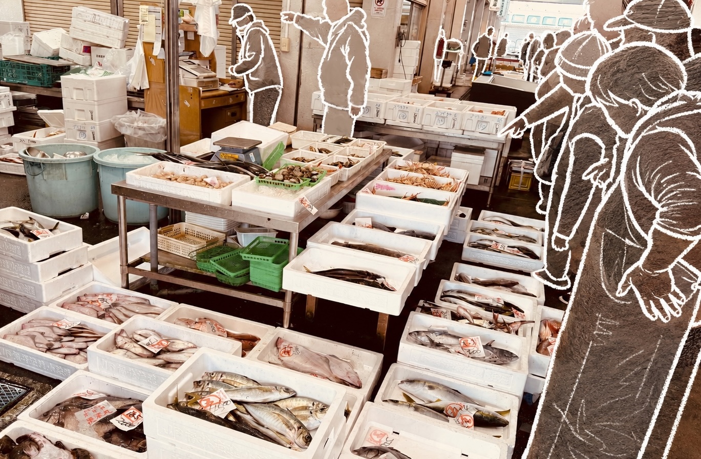 小浜の魚市場。発泡スチロールの箱に並ぶ日本海の魚と買い物客